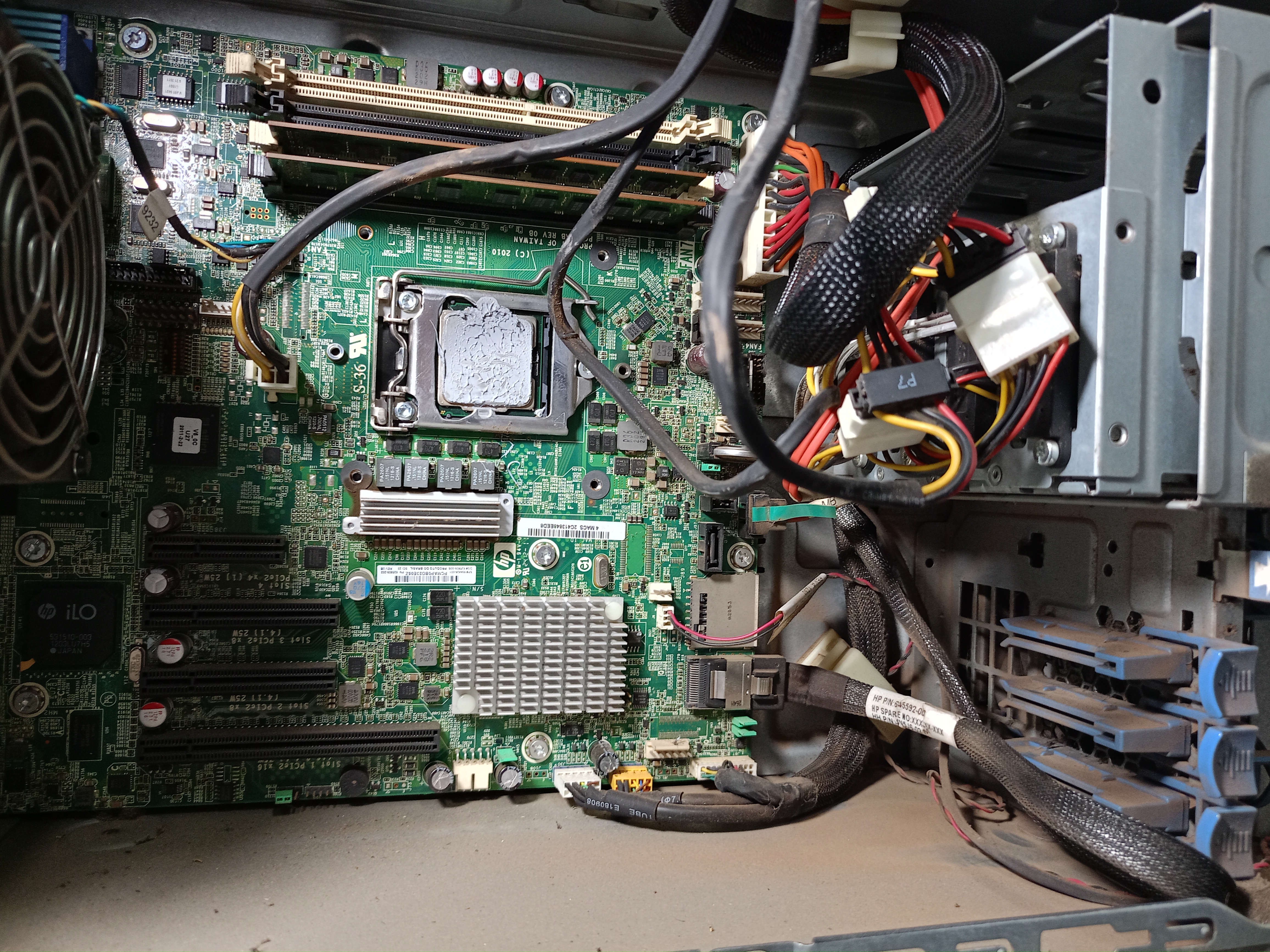 Manutenção corretiva de servidor, limpeza de sujeira para evitar superaquecimento e desligamento